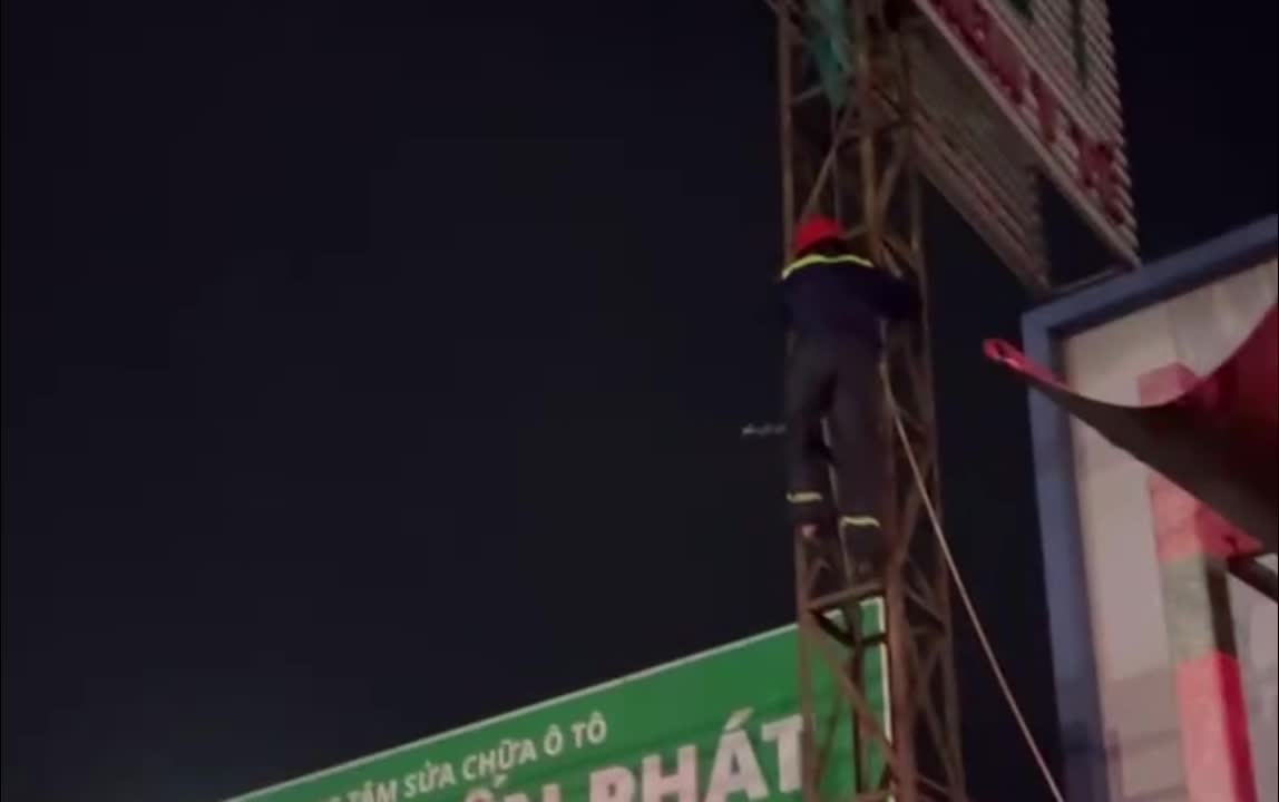 Đồng Nai: Giải cứu ngoạn mục người đàn ông mắc kẹt trên biển quảng cáo 15m 1 Cảnh sát giải cứu người đàn ông mắc kẹt trên biển quảng cáo