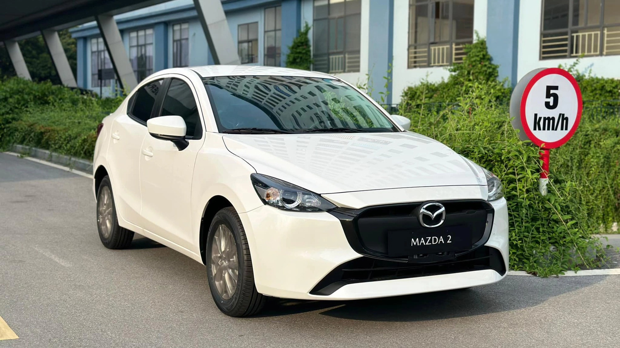 Giá xe Mazda 2 tháng 10/2023: Thấp nhất từ 415 triệu đồng - Ảnh 1.