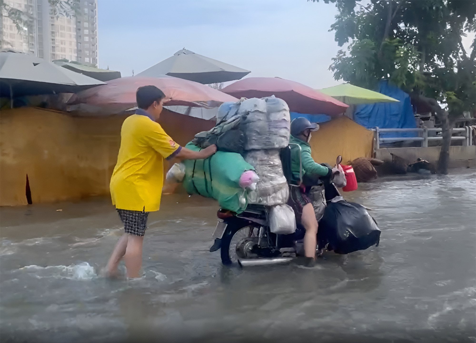 Triều cường tại TP.HCM dâng cao khiến phương tiện chết máy, lội bì bõm giữa dòng nước ngập - Ảnh 5.