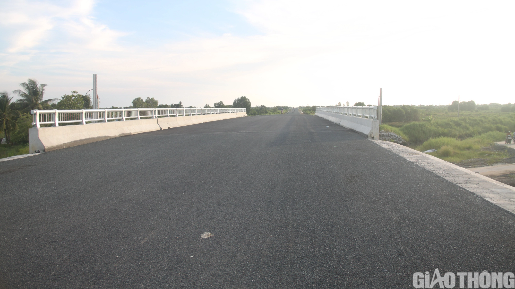 Cận cảnh đường tránh quốc lộ 1 qua TP Cà Mau sắp hoàn thành - Ảnh 2.