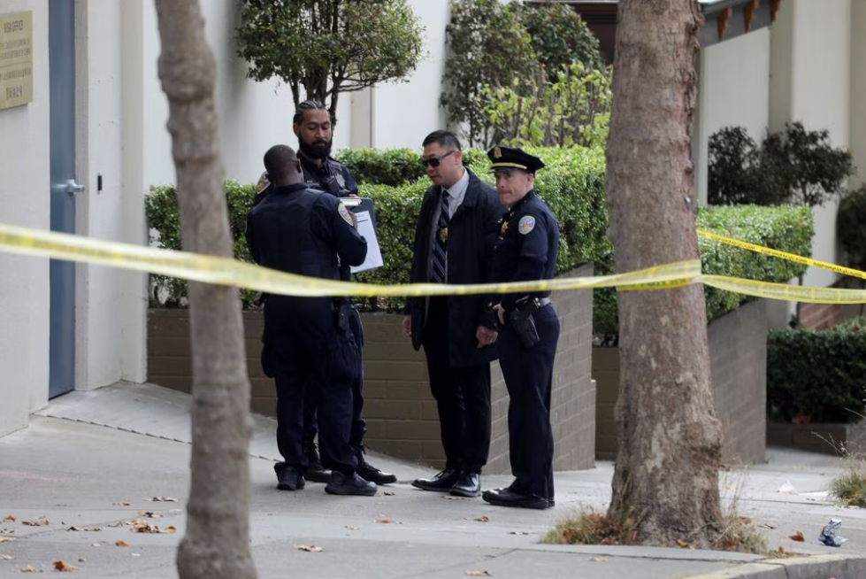 Cảnh sát Mỹ bắn chết một người lái xe đâm vào Lãnh sự quán Trung Quốc  - Ảnh 1.