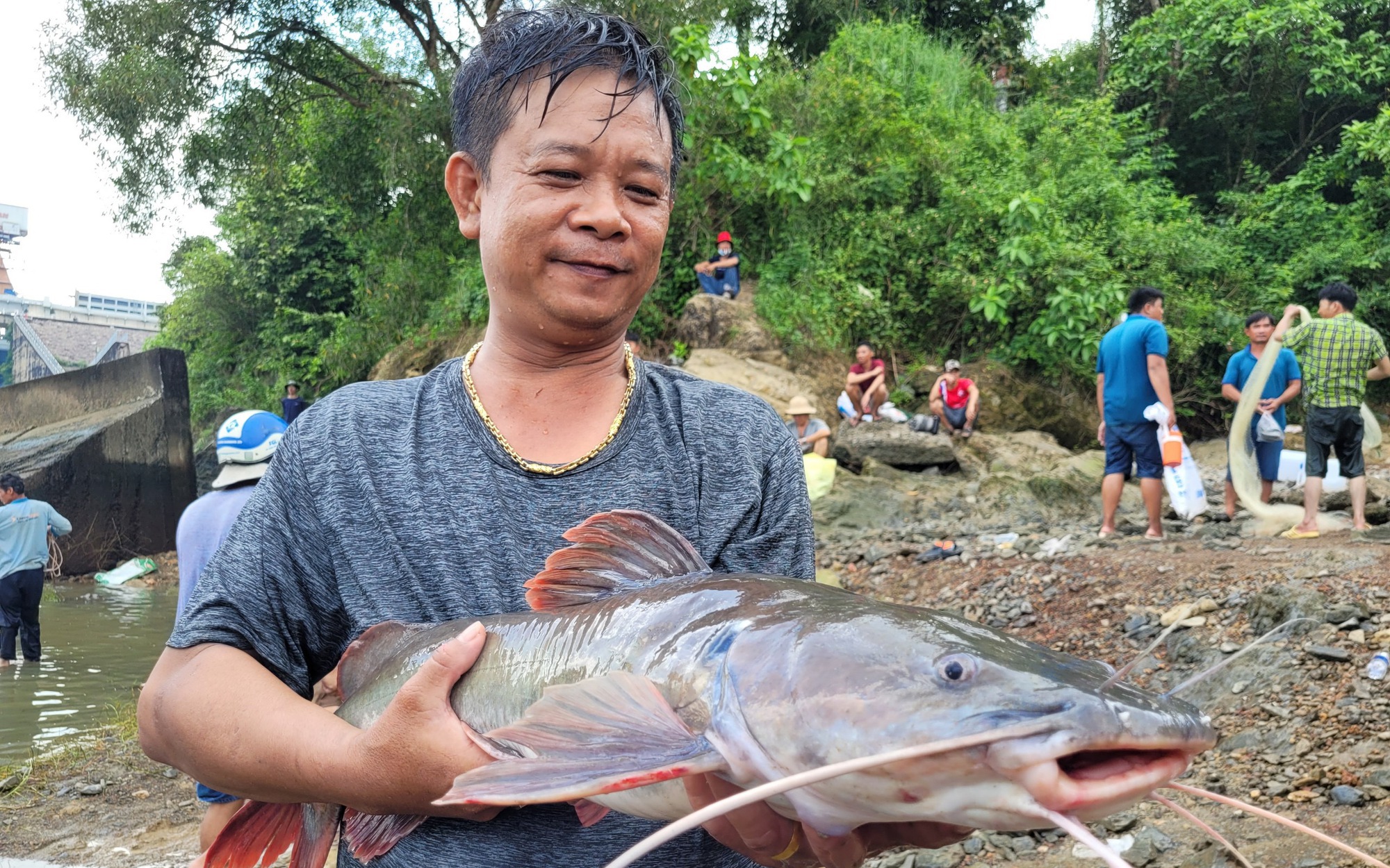 Hồ Trị An xả tràn, người dân nô nức lội nước bắt cá khủng