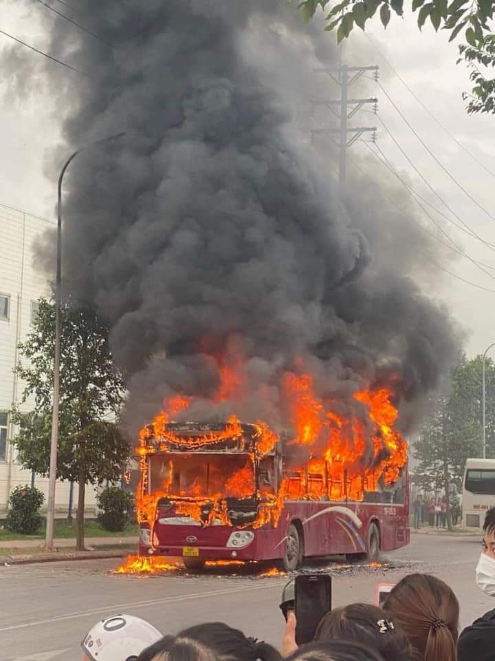 Hàng chục công nhân tá hỏa chạy khỏi xe khách đang cháy trong khu công nghiệp ở Bắc Giang - Ảnh 1. Hàng chục công nhân tá hỏa chạy khỏi xe khách đang cháy trong khu công nghiệp ở Bắc Giang - Ảnh 1.