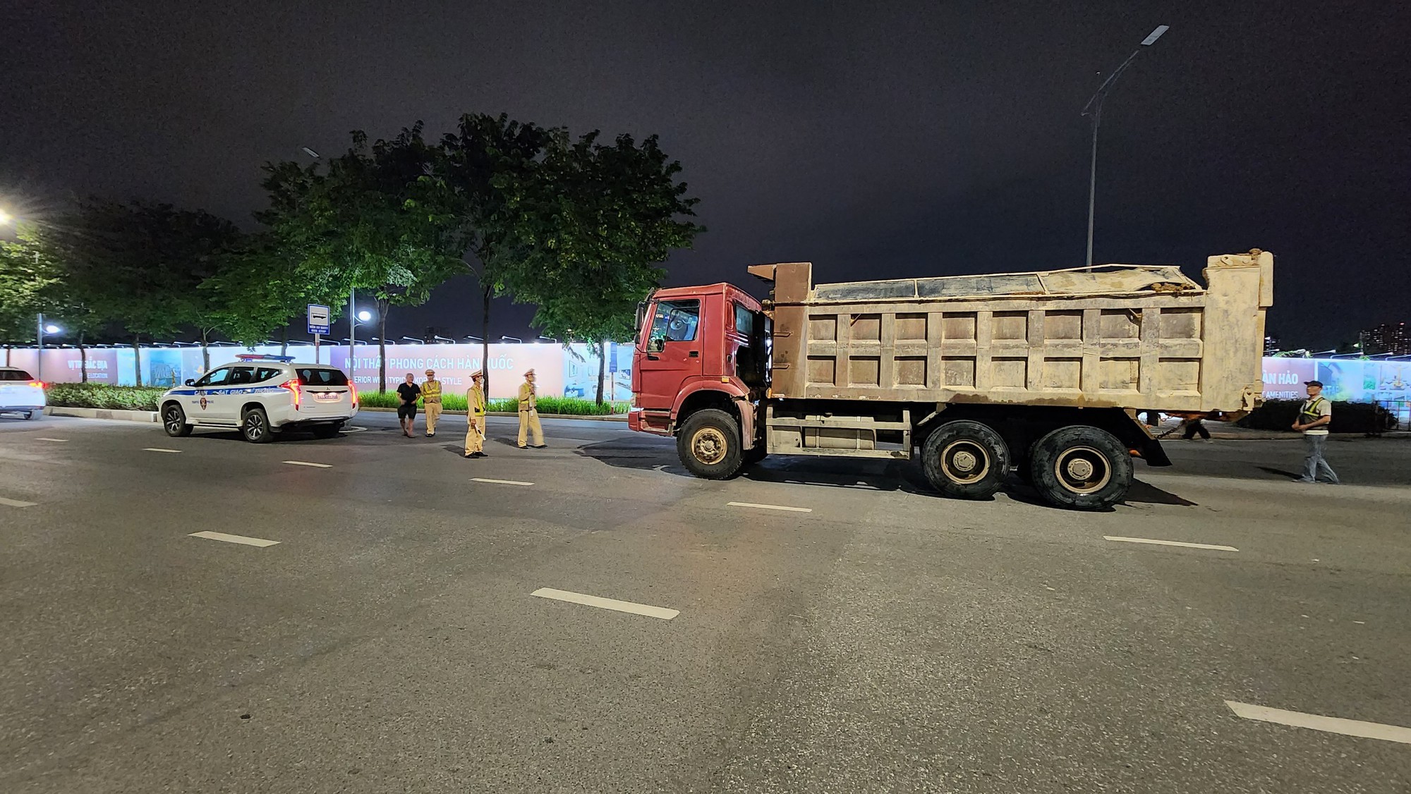 CSGT Hà Nội mật phục bắt xe quá tải “hổ vồ” trong đêm - Ảnh 1.