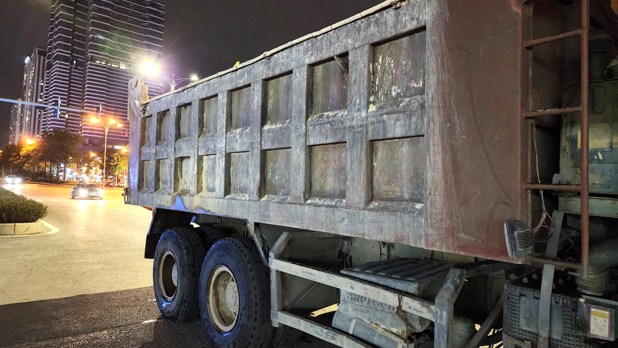 CSGT Hà Nội mật phục bắt xe quá tải “hổ vồ” trong đêm - Ảnh 4.