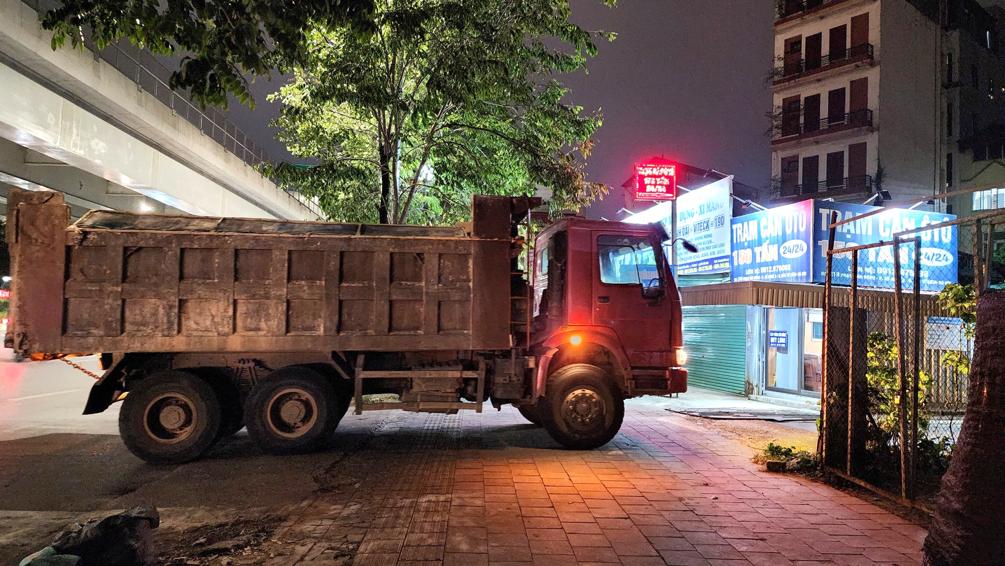CSGT Hà Nội mật phục bắt xe quá tải “hổ vồ” trong đêm - Ảnh 5.