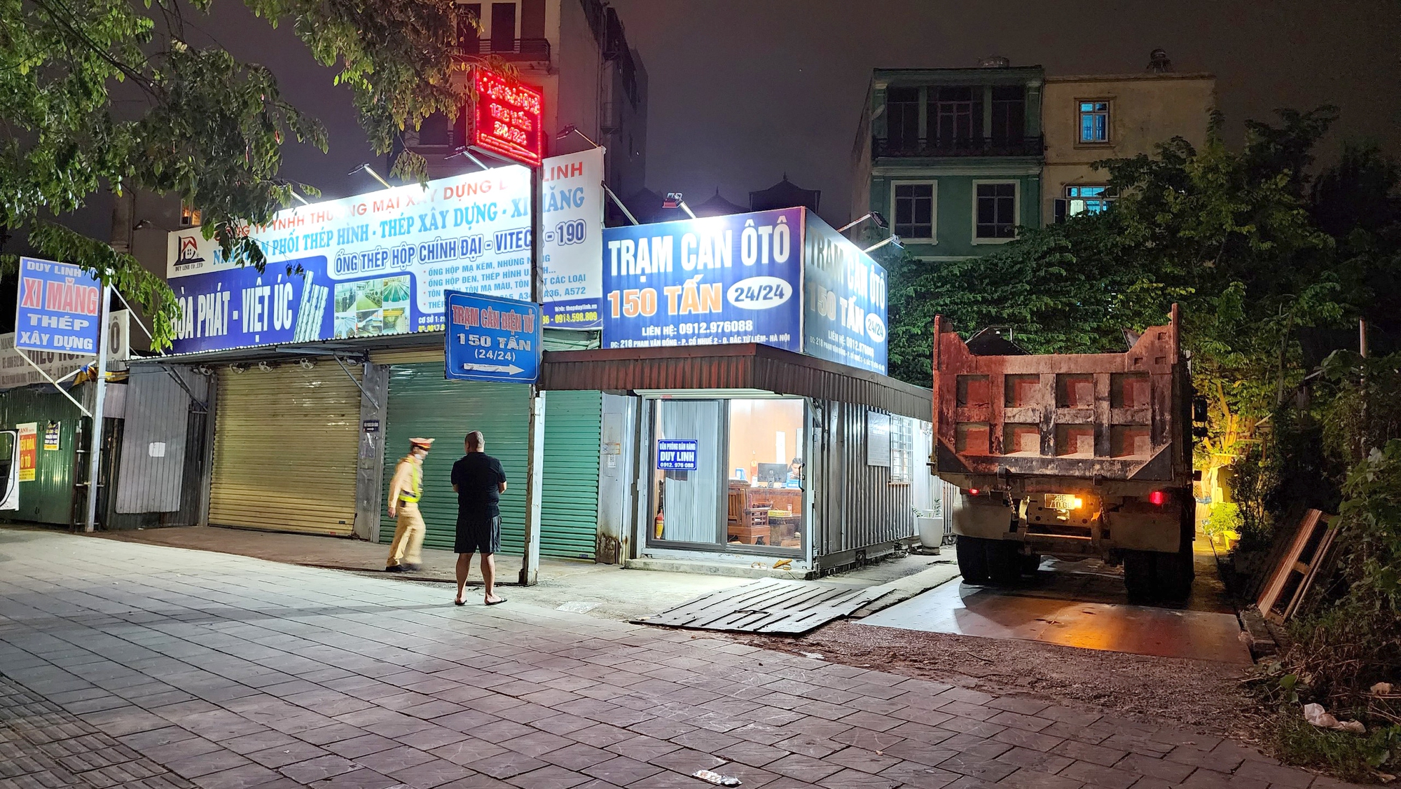 CSGT Hà Nội mật phục bắt xe quá tải “hổ vồ” trong đêm - Ảnh 6.