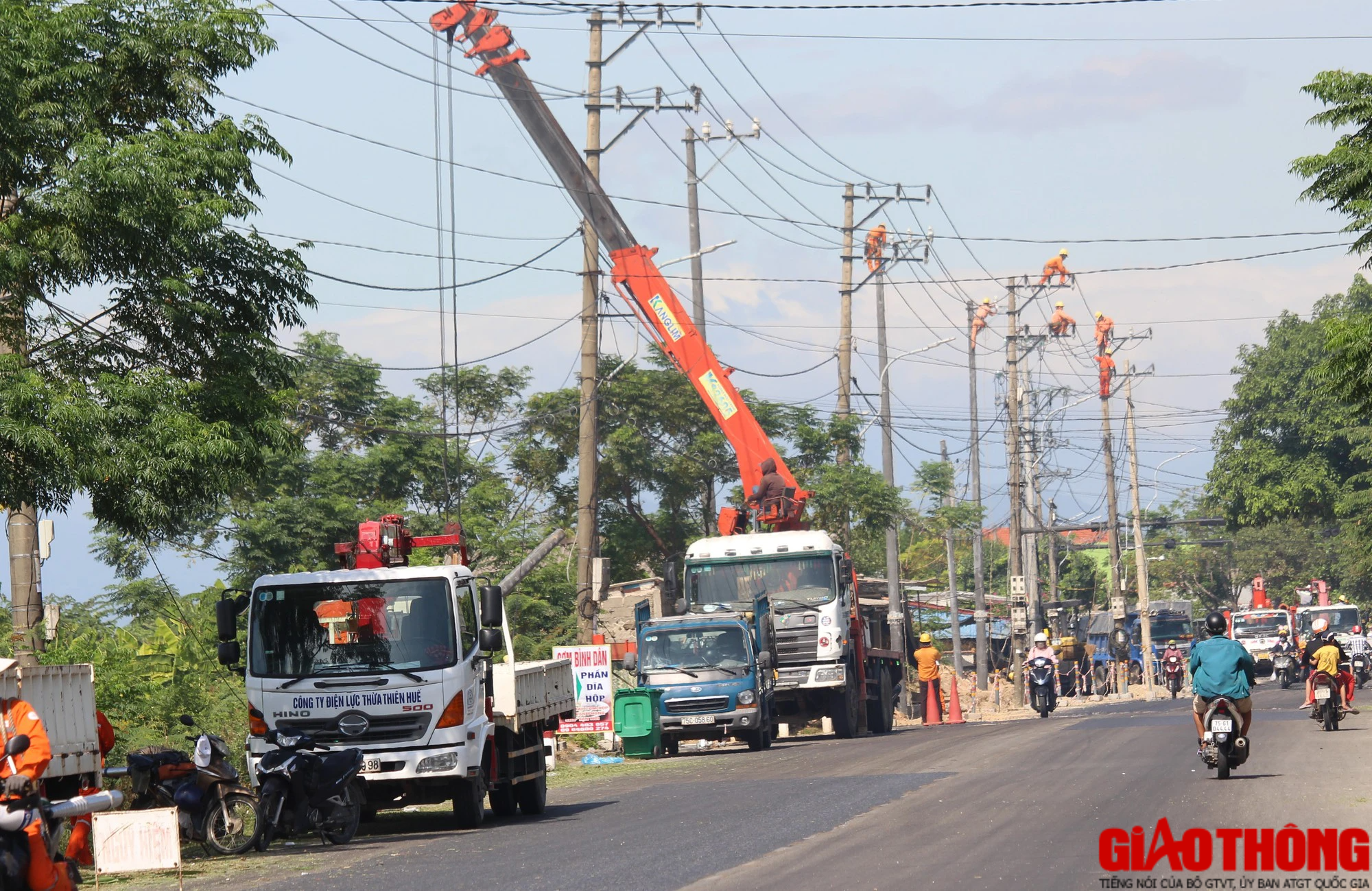 Sét đánh trúng đường dây, nhiều nơi tại Thừa Thiên Huế bị mất điện - Ảnh 1.