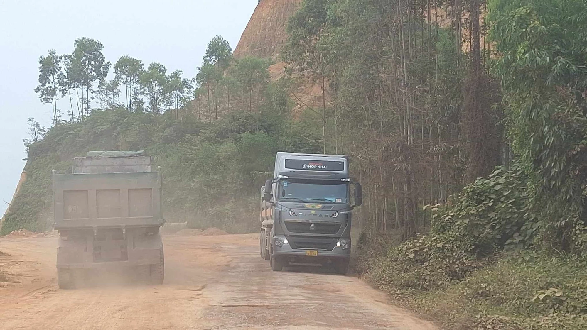 Xe quá tải ùn ùn vận chuyển đất trái phép tại Lạng Sơn - Ảnh 3.