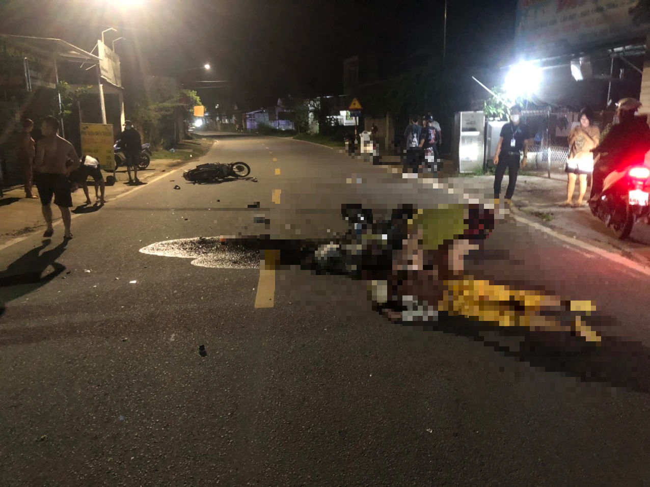 Quảng Ngãi: Hai xe máy đối đầu, một người tử vong, 3 người bị thương   - Ảnh 1.