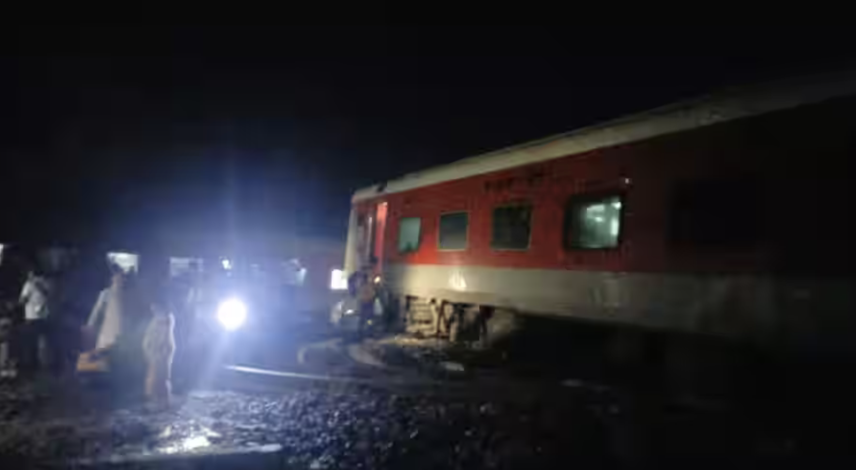 Tai nạn tàu tại Ấn Độ, 21 toa trật đường ray  - Ảnh 1.