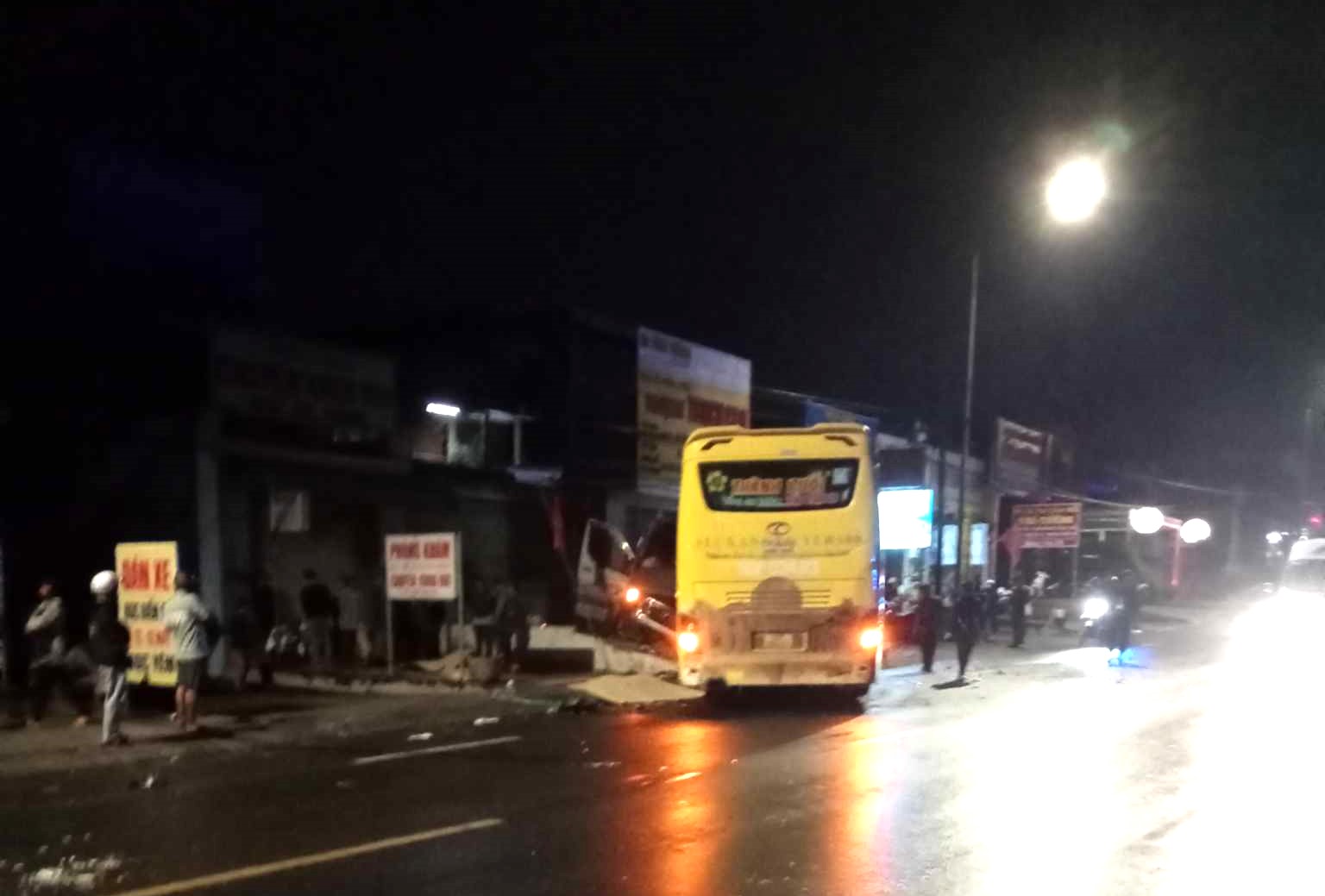 Vụ xe khách Thành Bưởi gây tai nạn tông xe 16 chỗ: Sở GTVT Bình Thuận nói gì? - Ảnh 1.