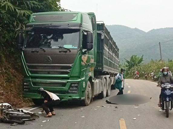 Một thanh niên đi xe máy tử vong do va chạm với ôtô đầu kéo ở Yên Bái   - Ảnh 1.