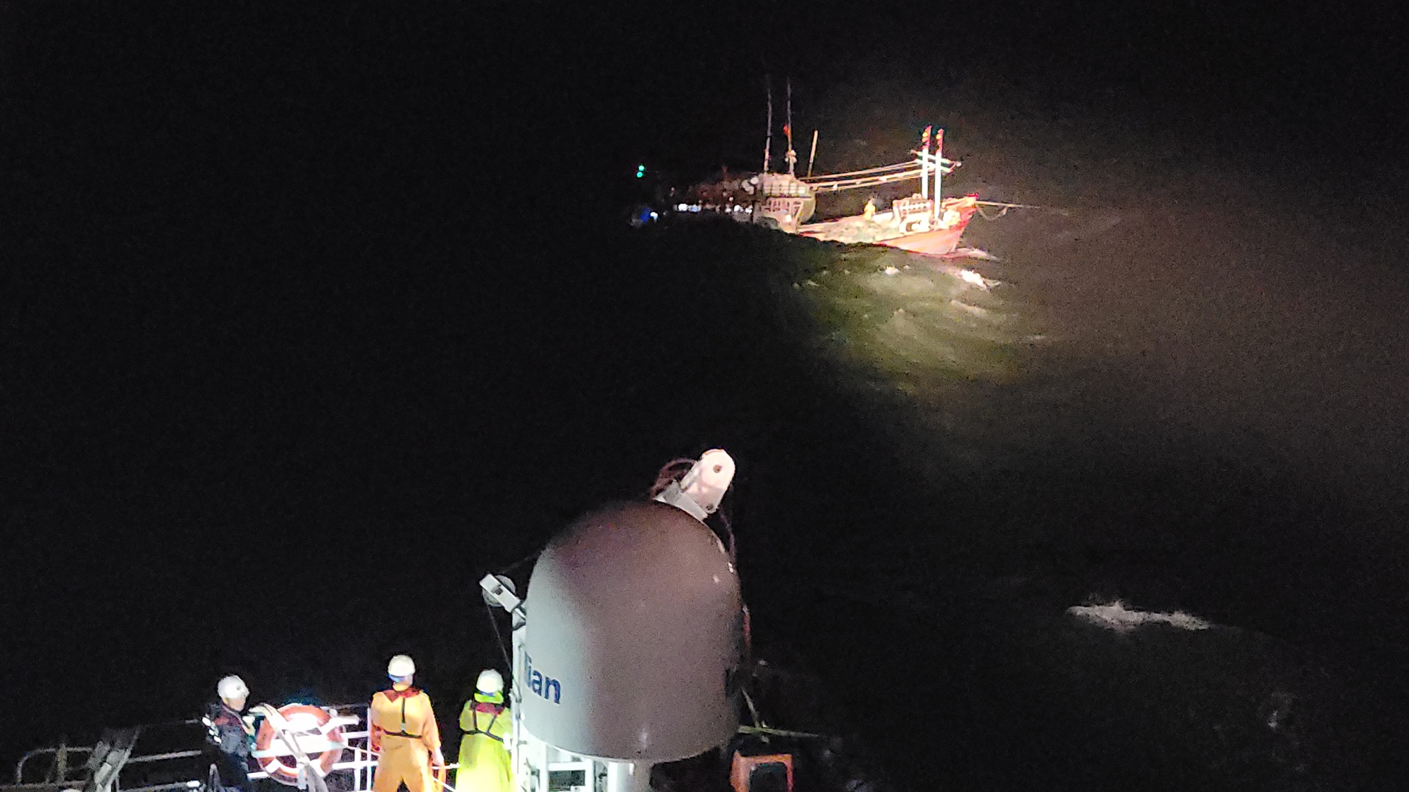 Vượt sóng dữ cứu 14 ngư dân gặp nạn trên biển - Ảnh 1.