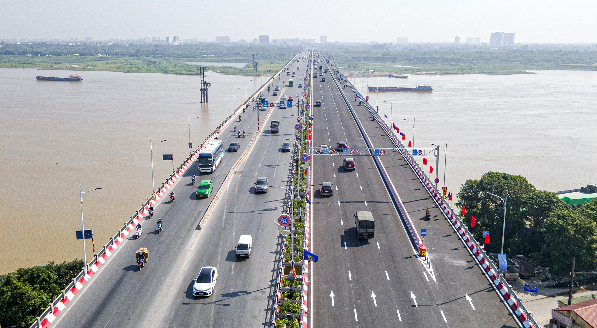 Hà Nội: Tăng tốc đầu tư hạ tầng giao thông, giảm ùn tắc - Ảnh 1.