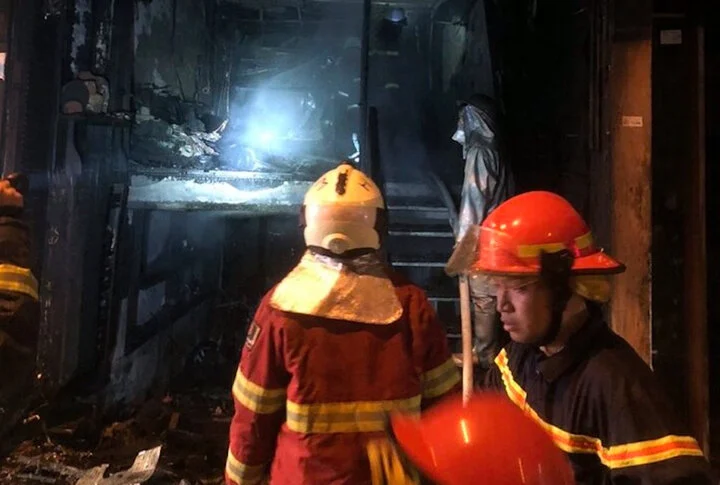 Hà Nội: Ngọn lửa thiêu rụi ngôi nhà 4 tầng, nhiều người mắc kẹt may mắn thoát nạn - Ảnh 1.