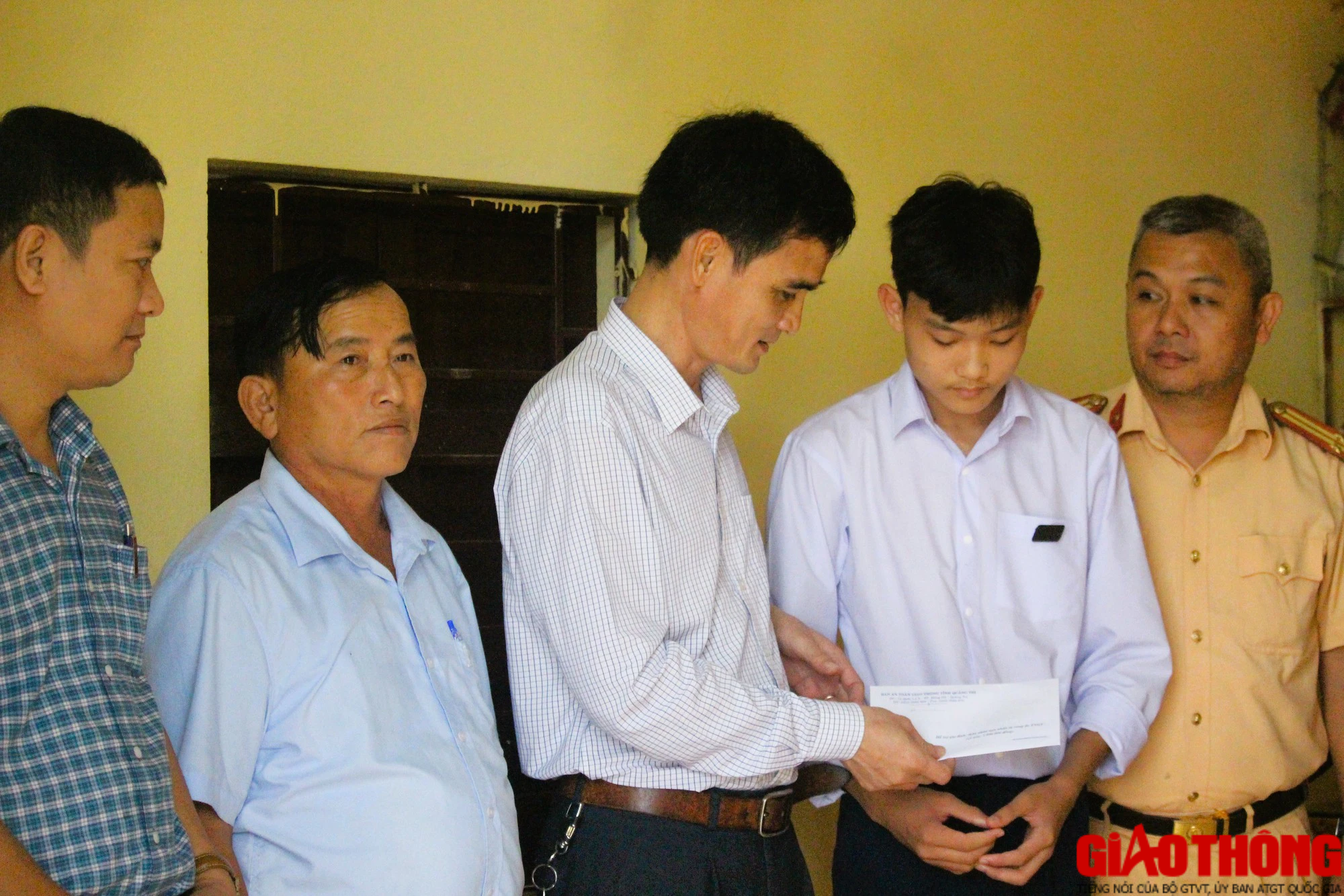 Nam học sinh nghèo mồ côi ở Quảng Trị học giỏi, mơ ước được làm công an - Ảnh 3.