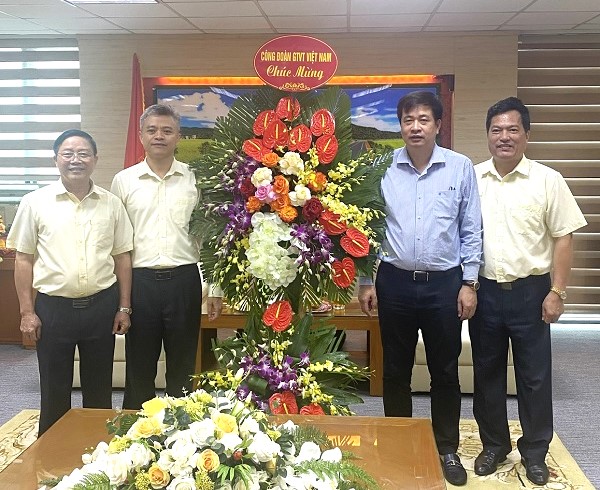 Công đoàn GTVT Việt Nam chúc mừng các doanh nghiệp nhân ngày Doanh nhân - Ảnh 1.
