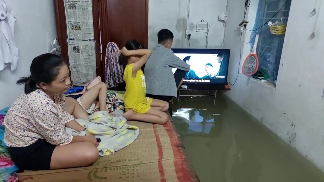 Nước ngập vào nhà cả nửa mét, người Đà Nẵng bắt đầu chạy lụt - Ảnh 1.