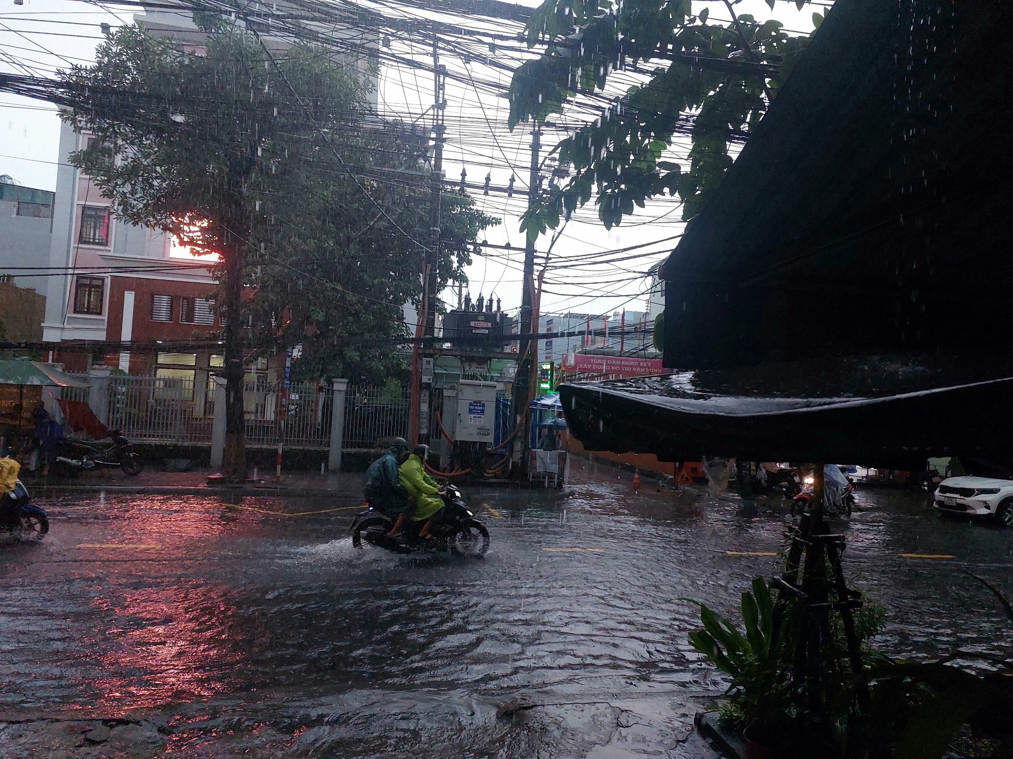 Nước ngập vào nhà cả nửa mét, người Đà Nẵng bắt đầu chạy lụt - Ảnh 10.