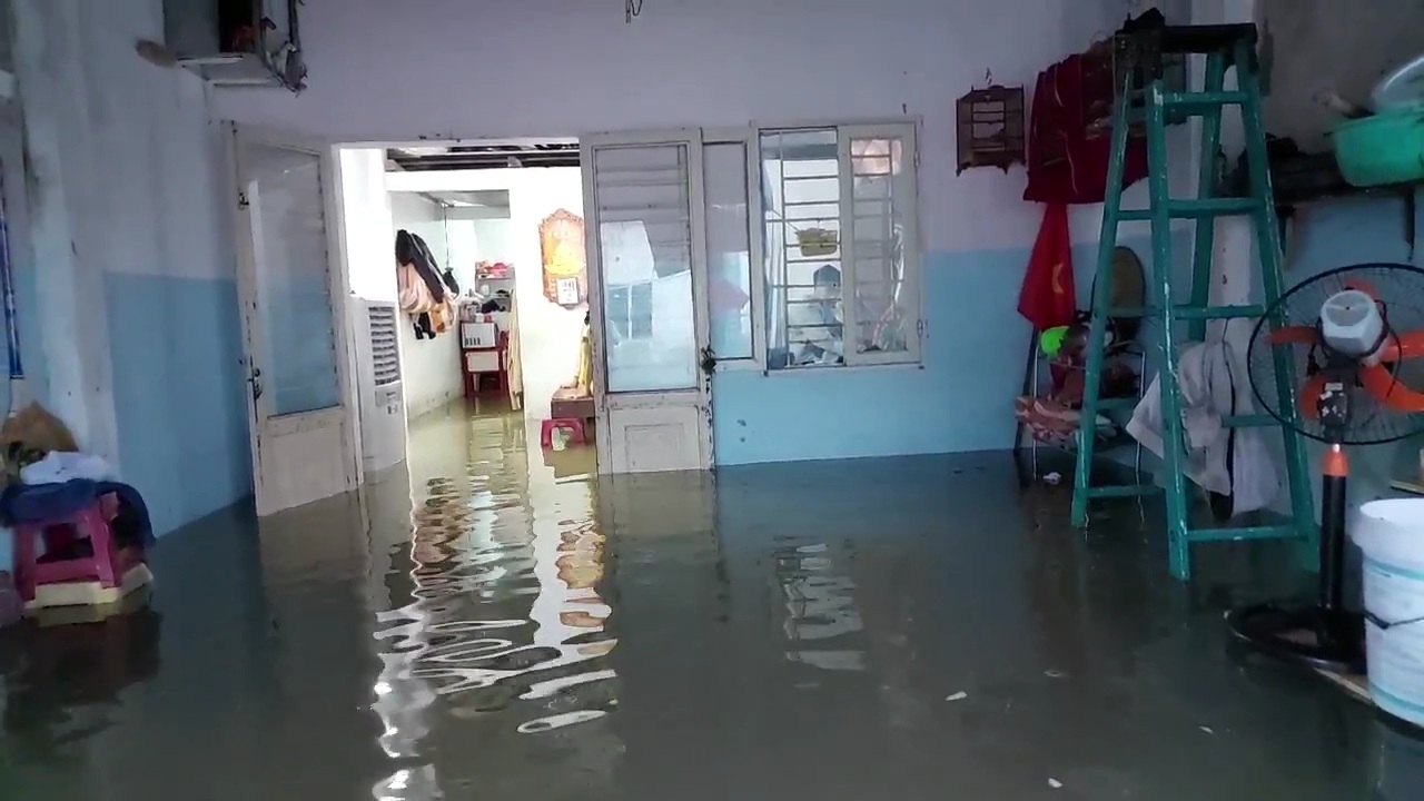 Nước ngập vào nhà cả nửa mét, người Đà Nẵng bắt đầu chạy lụt - Ảnh 3.