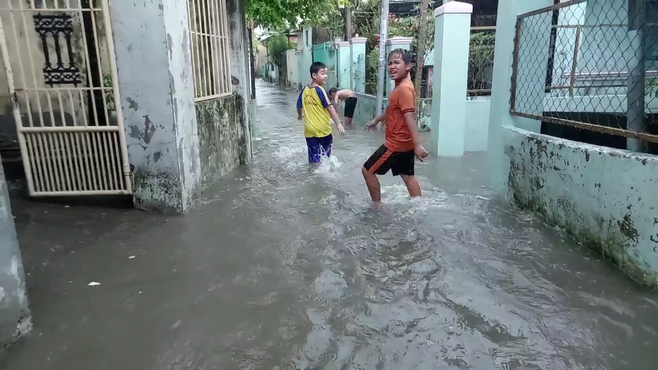 Nước ngập vào nhà cả nửa mét, người Đà Nẵng bắt đầu chạy lụt - Ảnh 2.