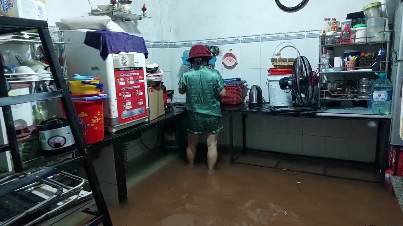 Nước ngập vào nhà cả nửa mét, người Đà Nẵng bắt đầu chạy lụt - Ảnh 4.