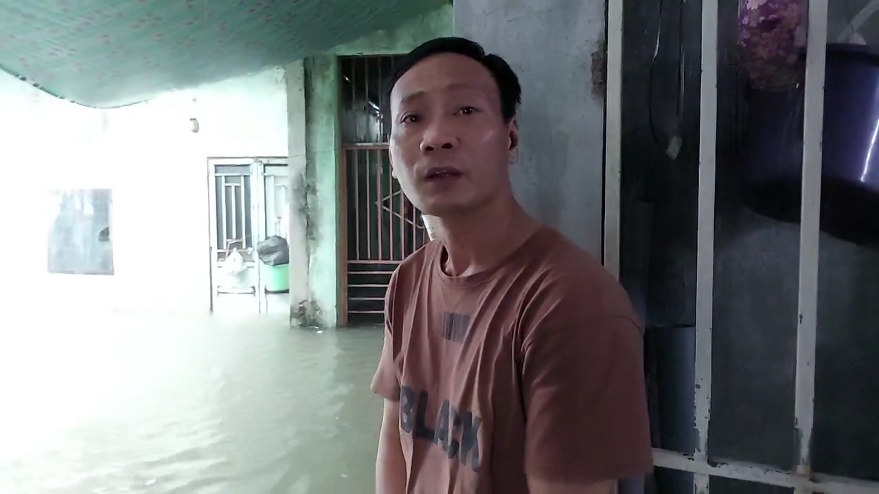 Nước ngập vào nhà cả nửa mét, người Đà Nẵng bắt đầu chạy lụt - Ảnh 6.