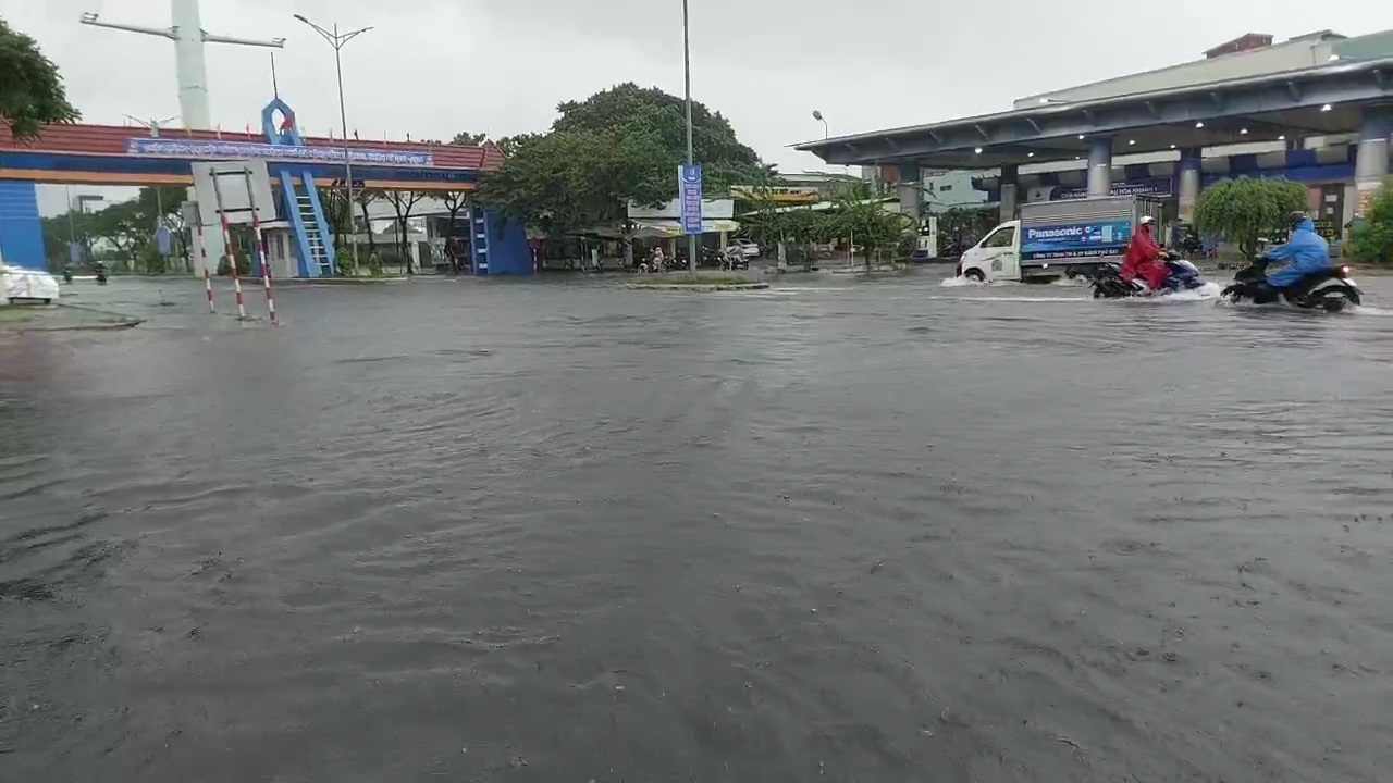 Nước ngập vào nhà cả nửa mét, người Đà Nẵng bắt đầu chạy lụt - Ảnh 7.