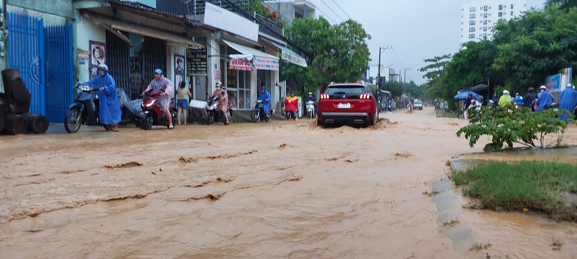 Nước ngập vào nhà cả nửa mét, người Đà Nẵng bắt đầu chạy lụt - Ảnh 8.