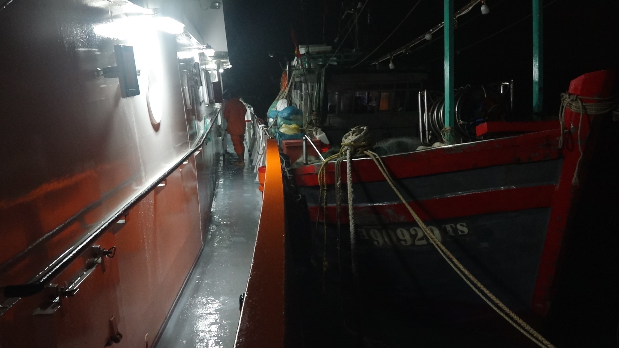 Vượt sóng dữ cứu 14 ngư dân gặp nạn trên biển - Ảnh 2.
