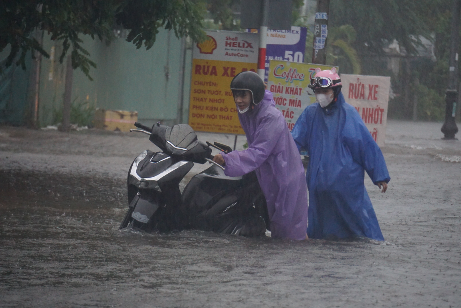 Đà Nẵng: Ngập khắp chốn, công nhân bì bõm lội nước về nhà - Ảnh 7.