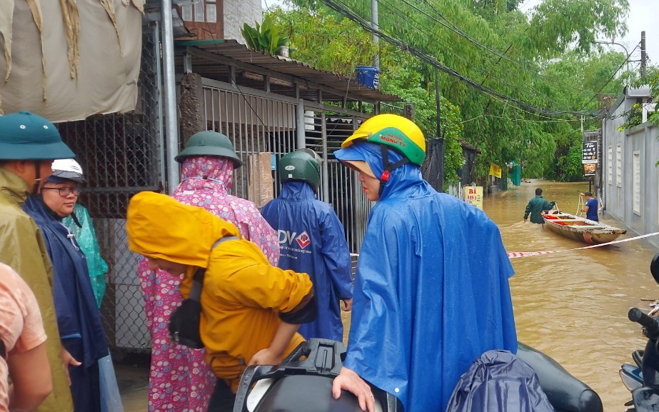 Mưa lớn, Thừa Thiên Huế di dời người dân, sinh viên đến nơi an toàn