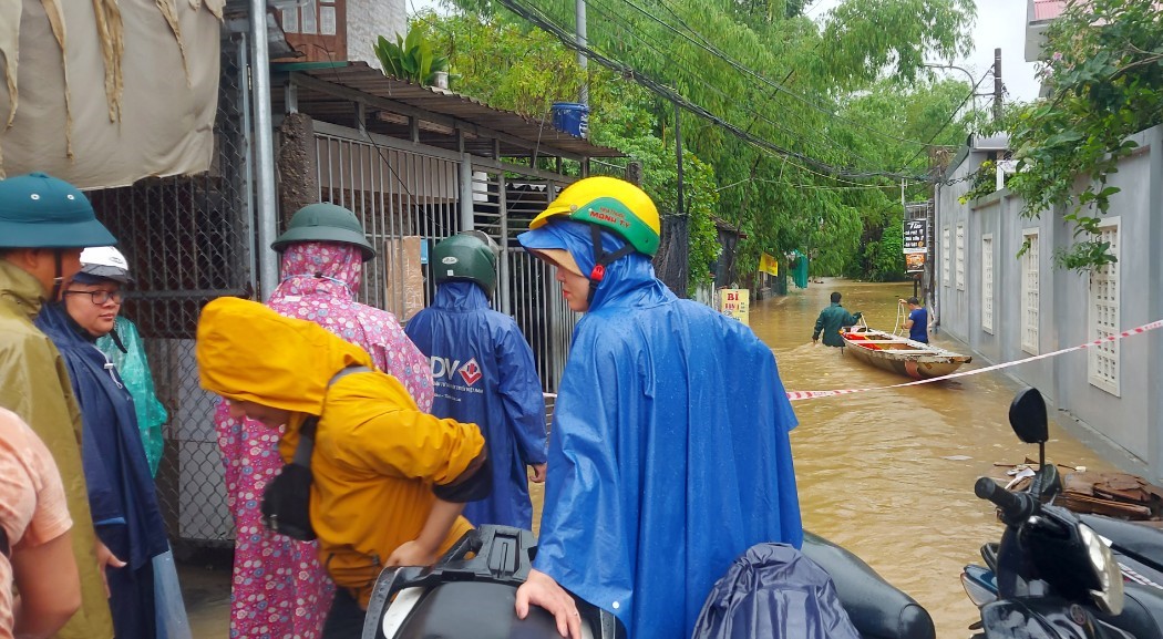 Mưa lớn, Thừa Thiên Huế di dời hơn 140 người dân, sinh viên đến nơi an toàn - Ảnh 1.