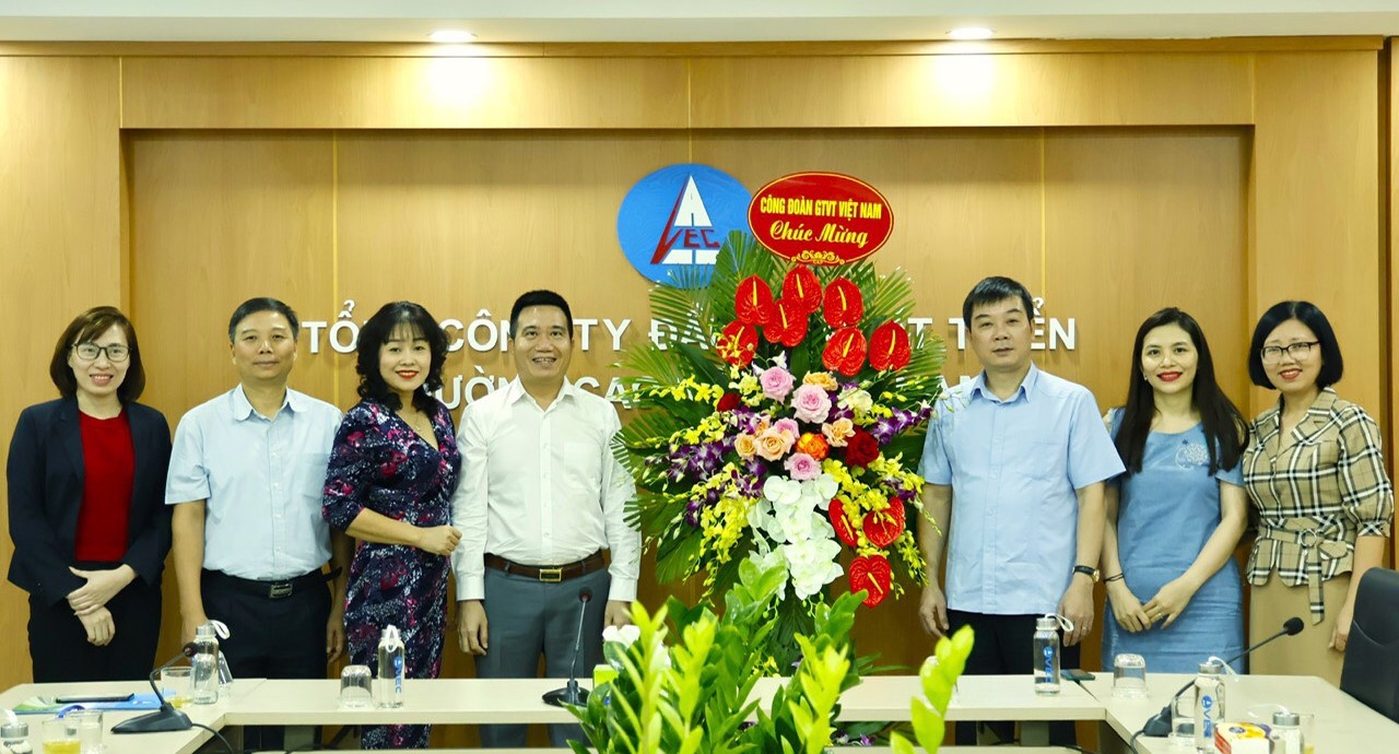 Công đoàn GTVT Việt Nam chúc mừng các doanh nghiệp nhân ngày Doanh nhân - Ảnh 2.