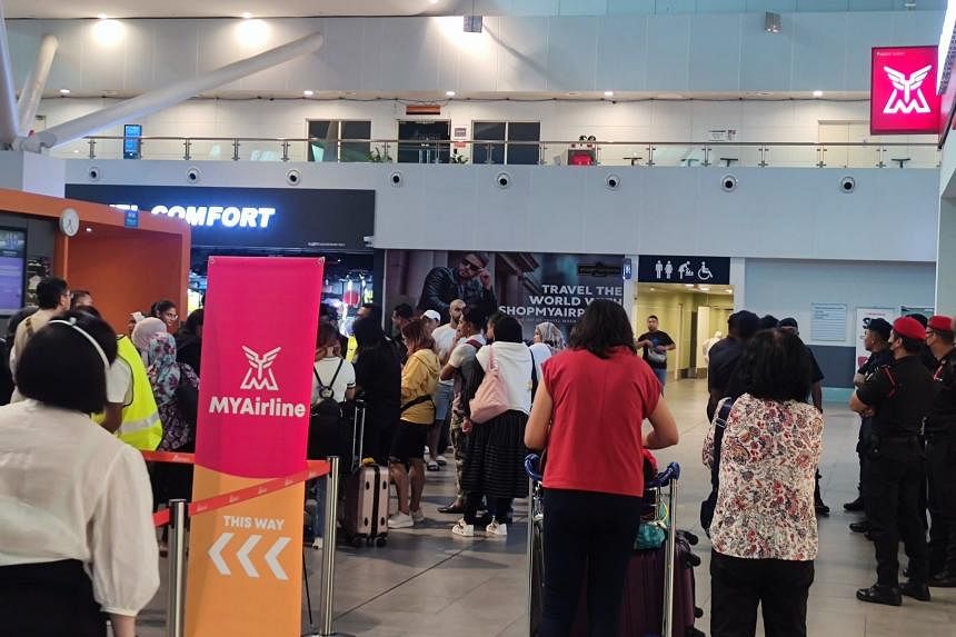 Hãng hàng không Malaysia đột ngột dừng hoạt động khiến hàng nghìn hành khách bị mắc kẹt - Ảnh 1.