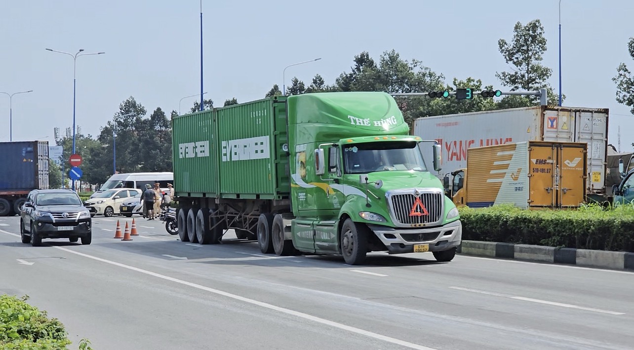 Xe container tông xe tải đang băng qua đường, tài xế và lơ xe nhập viện   - Ảnh 1.
