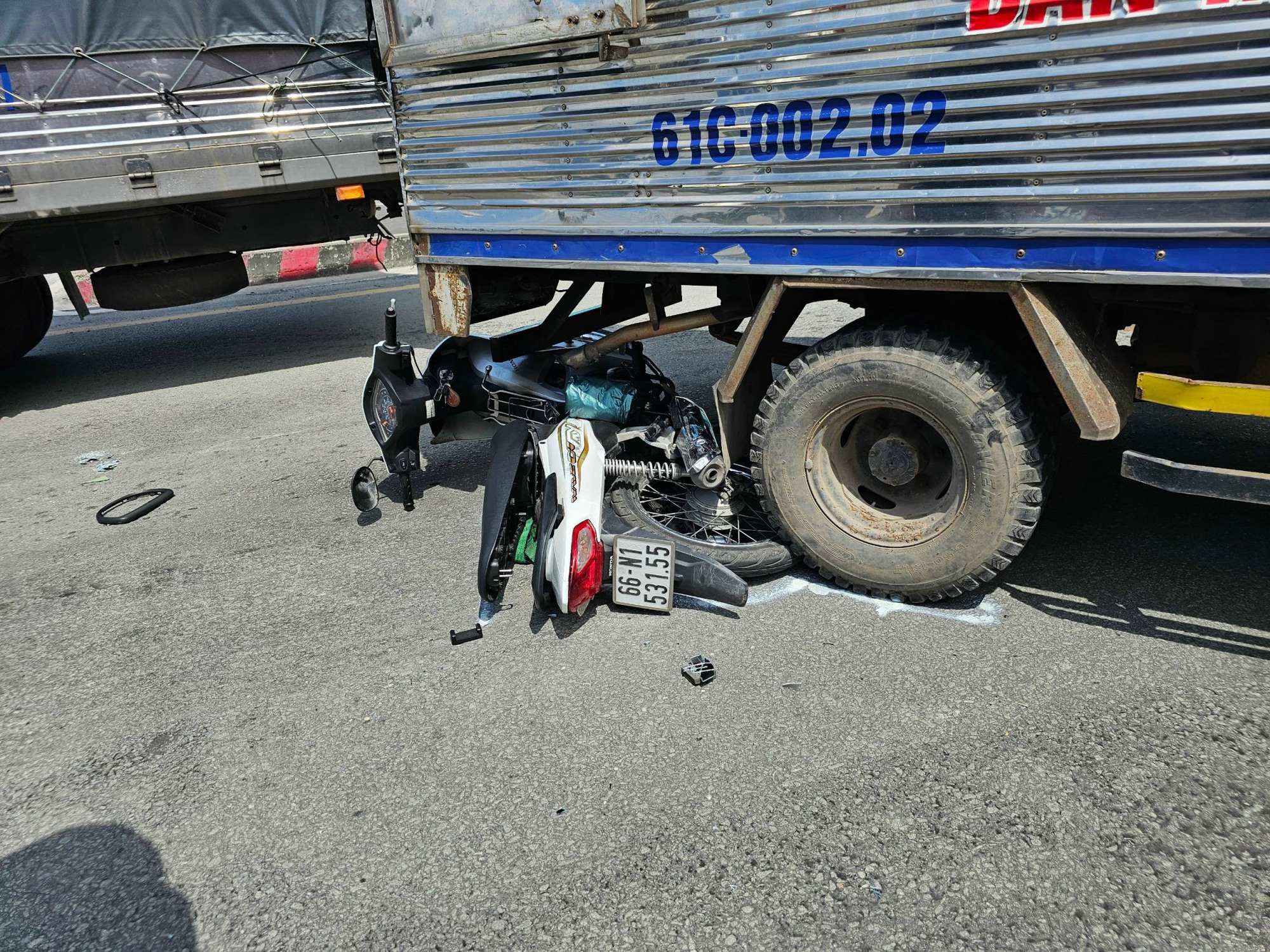 Xe container tông xe tải đang băng qua đường, tài xế và lơ xe nhập viện   - Ảnh 2.