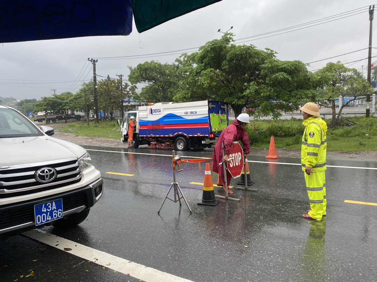 Cấm xe qua đèo Hải Vân do mưa rất to, nguy cơ sạt lở trở lại - Ảnh 2.