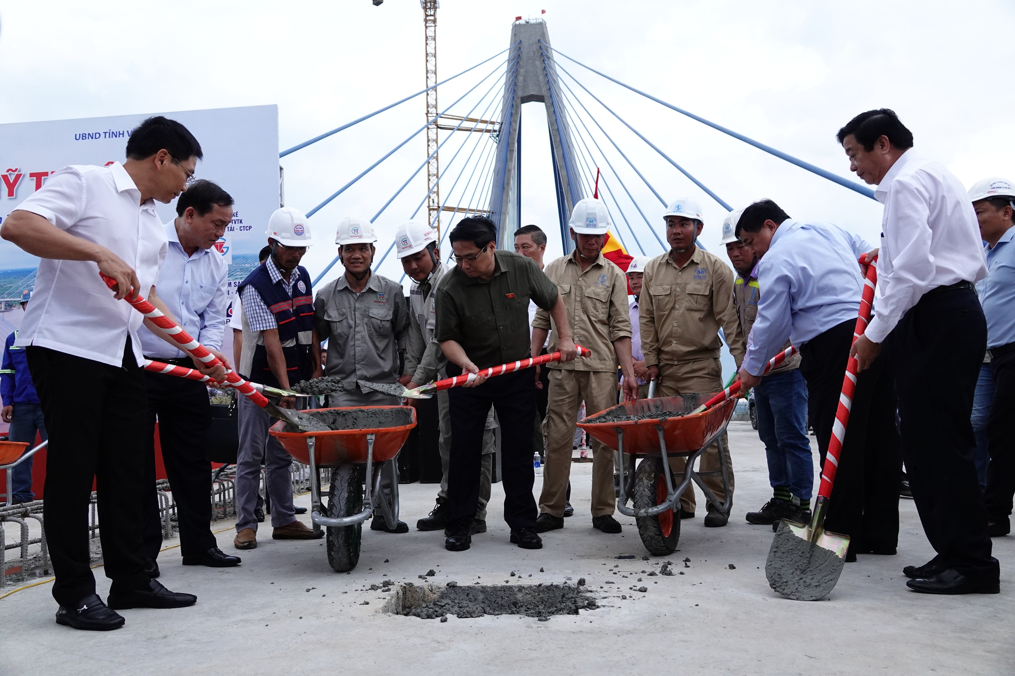 Thủ tướng phát lệnh hợp long cầu Mỹ Thuận 2 - Ảnh 1.