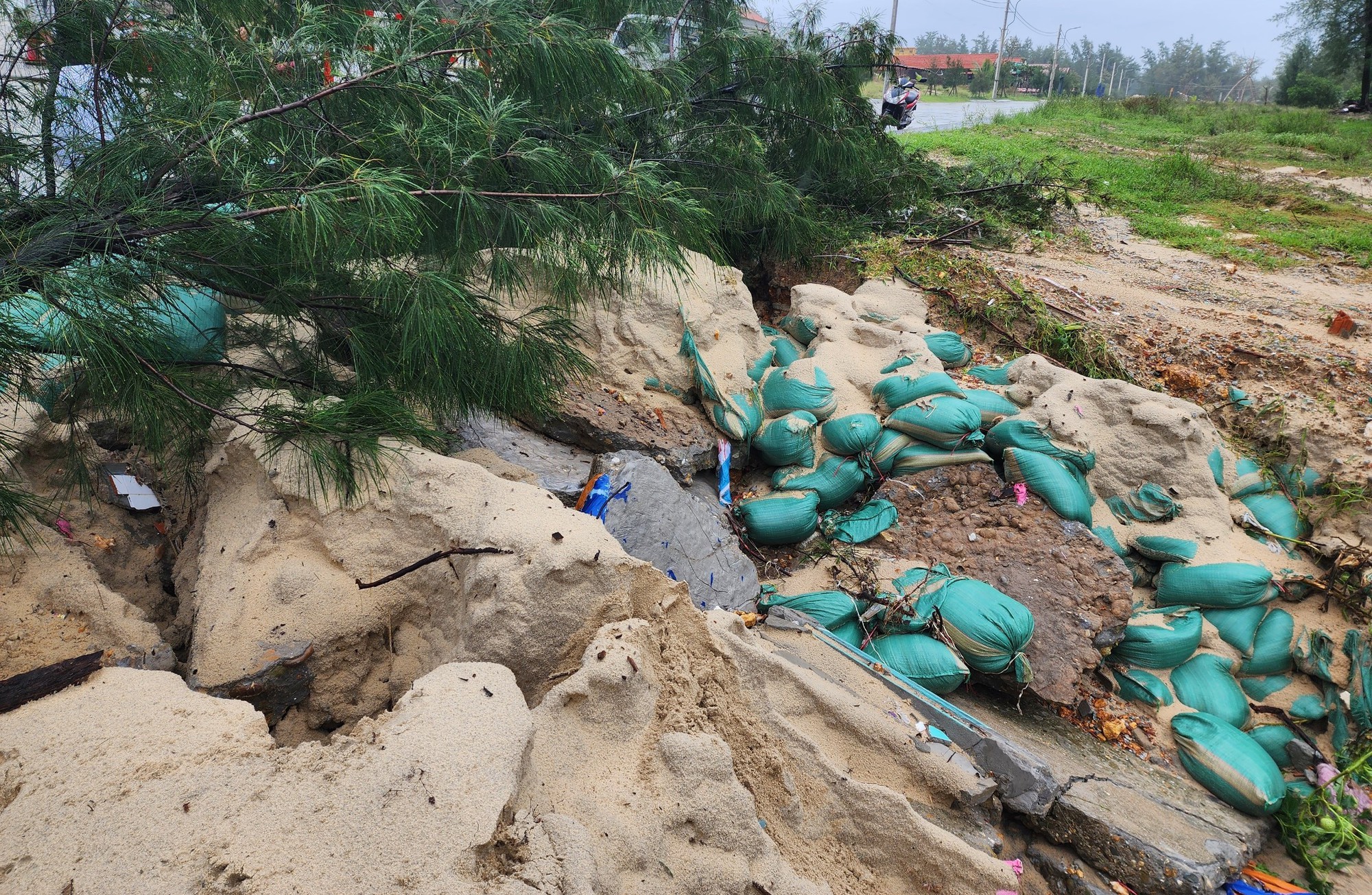 Hai mẹ con qua đường ngập ở Thừa Thiên Huế bị nước cuốn may mắn được ứng cứu kịp - Ảnh 2.