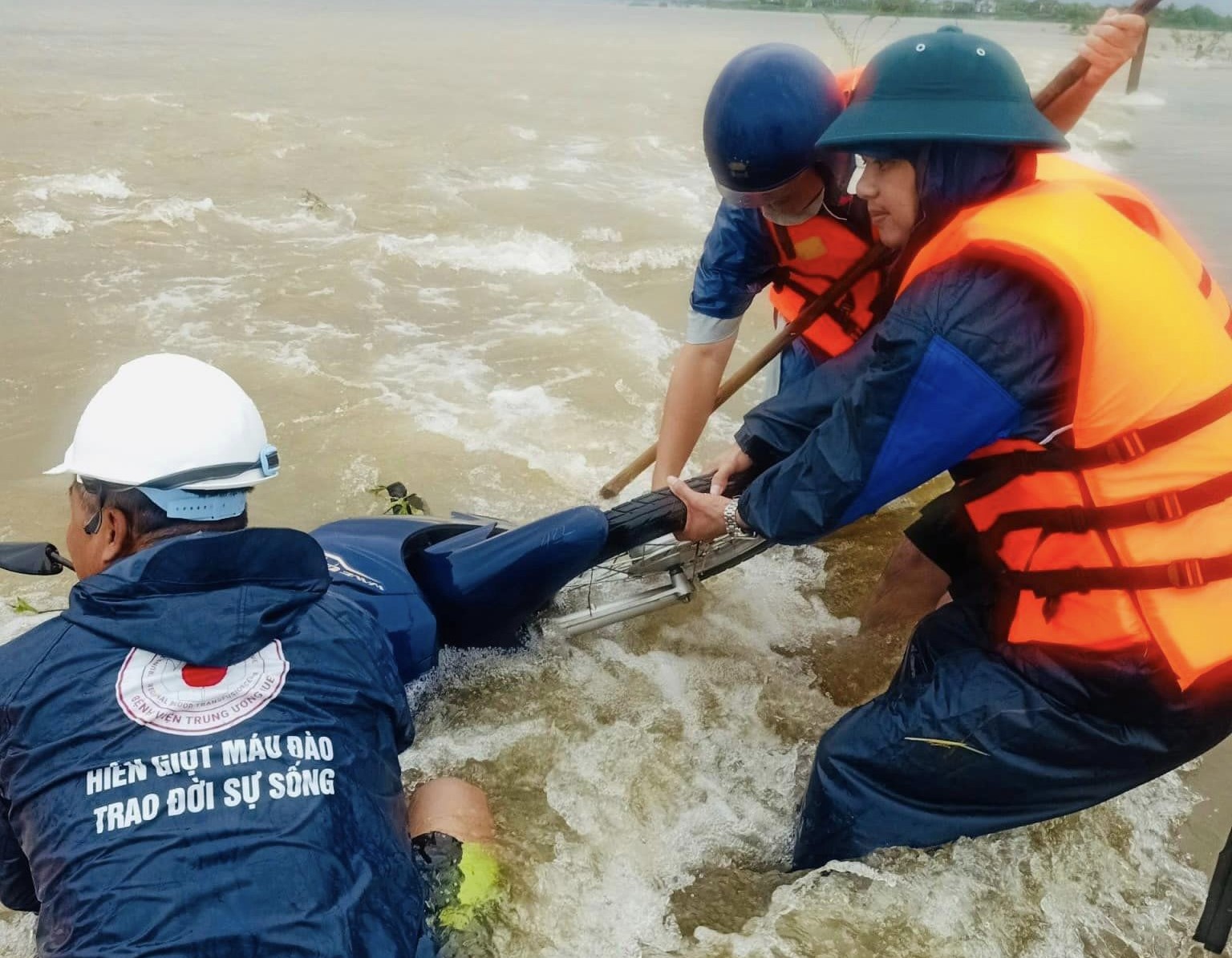 Hai mẹ con qua đường ngập ở Thừa Thiên Huế bị nước cuốn may mắn được ứng cứu kịp - Ảnh 1.
