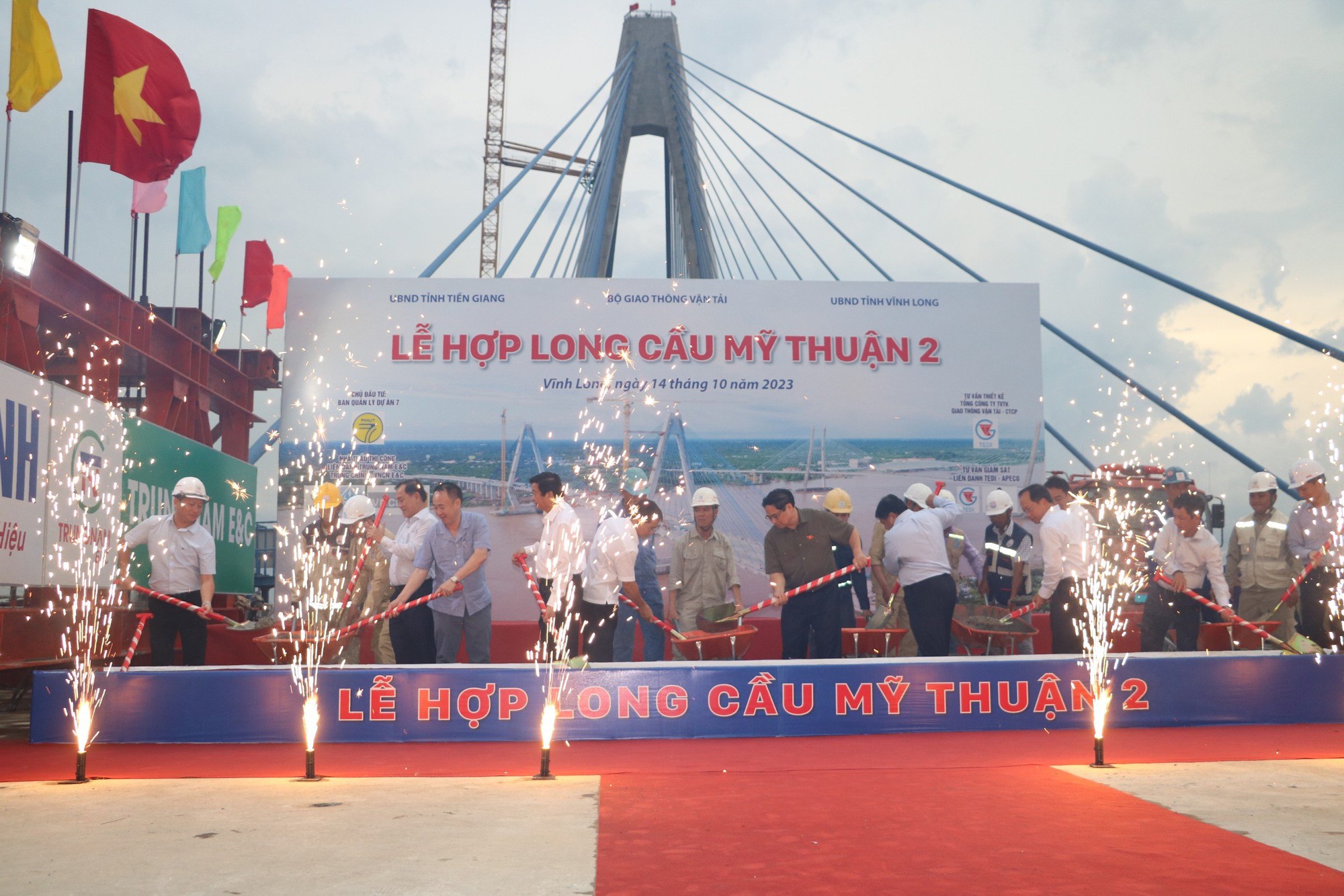 Thủ tướng phát lệnh hợp long cầu Mỹ Thuận 2 - Ảnh 1.