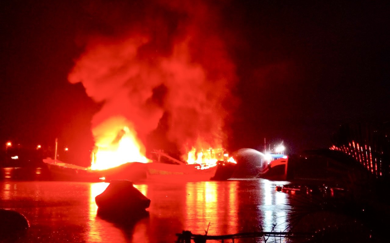 Hai tàu cá bốc cháy trong đêm, ngư dân thiệt hại tiền tỷ