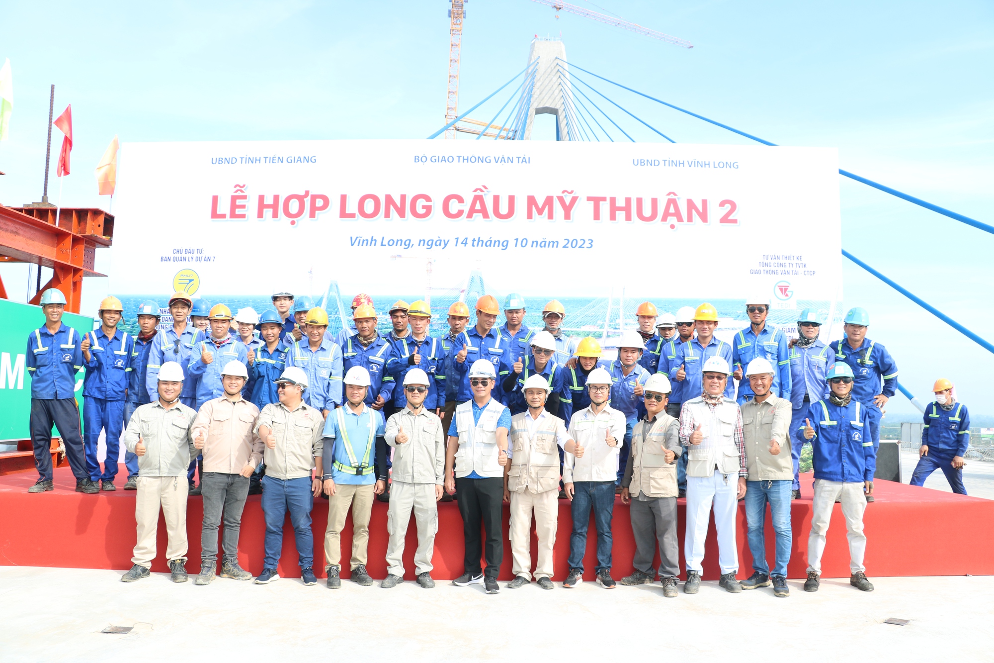 Niềm vui công nhân ngày hợp long cầu Mỹ Thuận 2 - Ảnh 4.