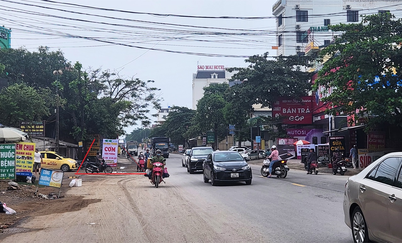 Vướng mặt bằng, nhà thầu thi công QL7 phải cắm biển cảnh báo ở điểm thắt cổ chai - Ảnh 4.