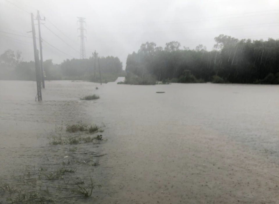 Quảng Ngãi mưa lớn kéo dài nhiều nơi bị ngập, giao thông chia cắt - Ảnh 1.