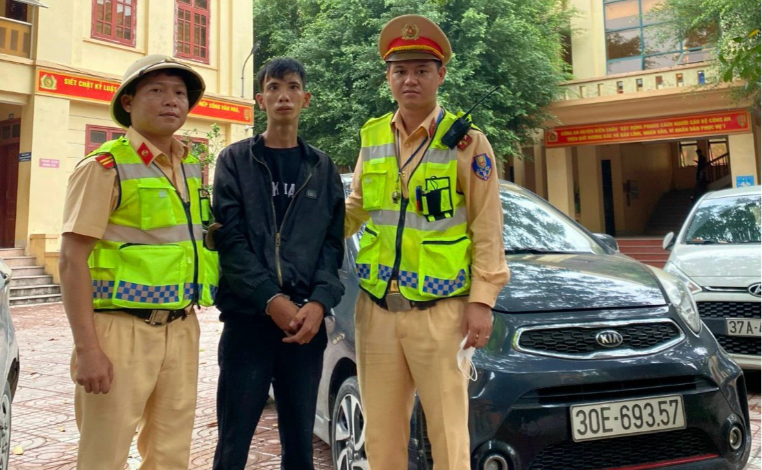 Dừng kiểm tra xe, CSGT Nghệ An phát hiện đối tượng trộm ô tô - Ảnh 1.