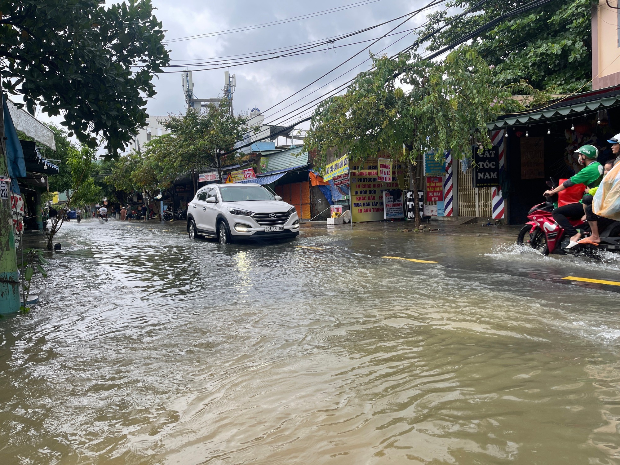 Đà Nẵng ngớt mưa, nhiều khu dân cư vẫn ngập - Ảnh 1.