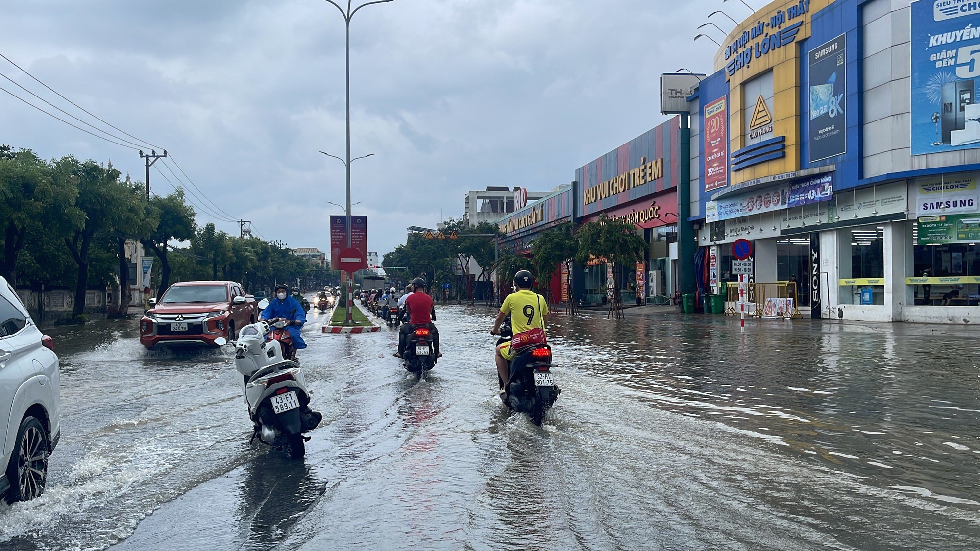 Đà Nẵng ngớt mưa, nhiều khu dân cư vẫn ngập - Ảnh 2.